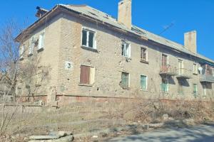 У Рубіжному окупанти закопують будівельне сміття прямо під вікнами: відео
