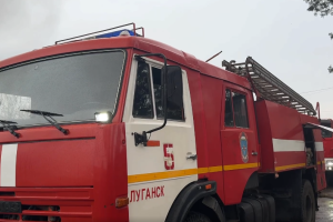 Вибух газу в Луганську: пожежа охопила 400 квадратних метрів, є постраждалий