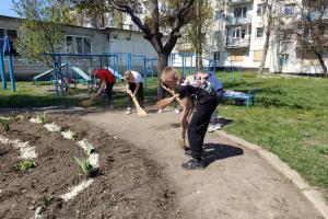 Пропаганда на граблях: оккупанты устроили &quot;субботник&quot; с детьми в Лисичанске