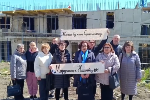 &quot;Ми досі блукаємо по квартирах&quot;: Жителі окупованого Маріуполя вимагають повернути вкрадене житло