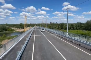 Оккупанты показали на видео &quot;восстановленный&quot; мост между Северодонецком и Лисичанском: проезд для гражданских под вопросом
