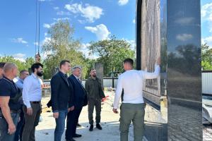 Вместо жилья - мемориал: оккупанты похвастались новой постройкой в Донецке