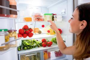 Ошибки в холодильнике: какие продукты нельзя хранить на нижней полке и почему это важно