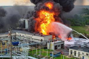 Черный дым и пожар на нефтезаводе в России: беспилотники ударили по Кстово