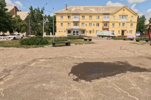 Дыру залатали цементом, но стало только хуже: оккупанты в Луганске проломили крышу многоэтажки