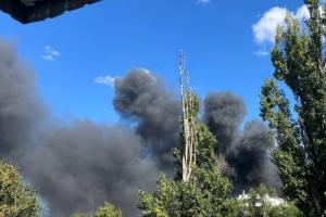 Пожежа в окупованому Сіверськодонецьку: повідомляють про детонацію боєприпасів та &quot;приліт&quot;