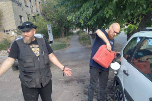 Черги, талони та &quot;кінські&quot; ціни: у Сіверськодонецьку та Лисичанську триває бензинова криза