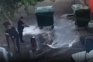 Скандальне відео з Макіївки: мешканці не мають води, а кафе миють асфальт