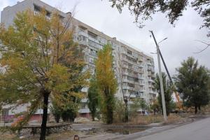В оккупированном Северодонецке прорыв труб превратил двор в болото
