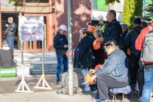 "ПриватБанк" под ударом: заводские рабочие пикетируют под стенами главного офиса