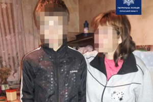 "Ходил в магазин и забыл о времени": в Лисичанске патрульные полицейские вернули домой подростка