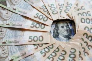 Гривна опять ослабла: за ночь доллар подорожал на 36 копеек