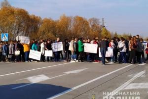 В Житомире учителя устроили акцию, требуя выплатить зарплаты