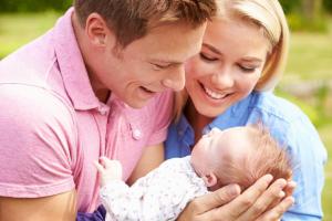 Социальные выплаты молодым родителям: за что и на какую сумму увеличат