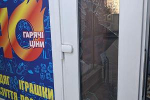 "Пьяный герой": в Лисичанске поймали хулигана, разбившего рукой стекло магазина