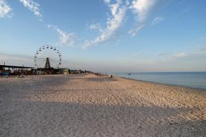 Шторм на Азовском море разрушил популярный украинский курорт: видео