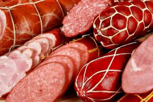 Опасная колбаса: как вредит продукт и сколько можно его съедать