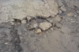 Порыв труб: в Лисичанске ручьи бесценной воды текут по улице и поливают асфальт