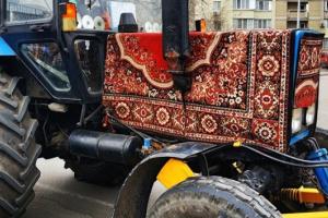"Домашний, душевный": в Украине замечен трактор со странным тюнингом (фото)