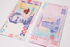 С 25 февраля в Украине введут в обращение обновленные 200 гривен