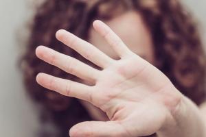 В Украине запустили горячую линию по предупреждению домашнего насилия: куда звонить