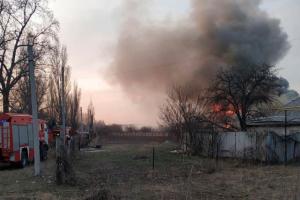 На Луганщине патрульные полицейские, находясь на выходном, спасли семью от пожара