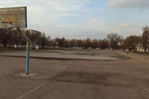Суровый Северодонецк: дети вынуждены играть на футбольном поле из щебня