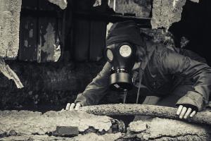 Постапокалипсис по-украински: в Запорожье заметили детей, играющих в противогазах (фото)