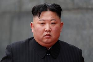 Много курил, ел и работал: Ким Чен Ын сильно заболел - СМИ