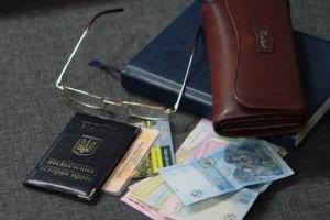 Дополнительная тысяча гривен для пенсионеров: в Минсицполитики назвали сроки выплаты