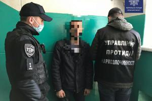 Делали "закладки" по подъездам: в Северодонецке выявили распространителей наркотиков