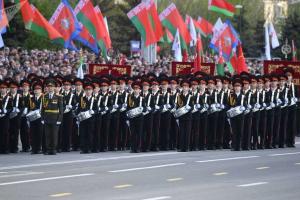 В Минске во время военного парада 9 мая солдат потерял сознание (видео)