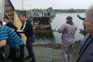 Грузовик повис над водой: в Днепропетровской области обвалился мост (видео)