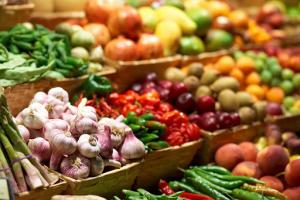 Стоимость продуктов на открывшихся в Украине рынках существенно выросла - СМИ
