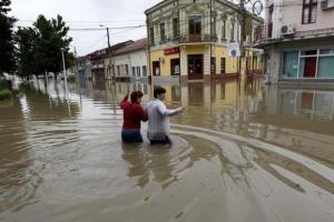 Наводнение в Румынии: в воде более 160 населенных пунктов, есть погибшие (видео)