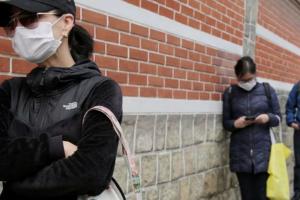 Румынский сапожник придумал обувь для соблюдения социальной дистанции (фото)
