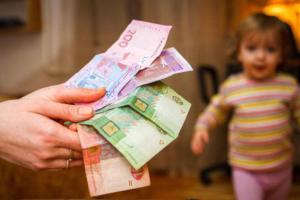 В Украине повысили социальные выплаты детям и пенсионерам