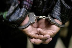 В Рубежном приговорили к 12 годам заключения вора, напавшего с ножом на полицейского