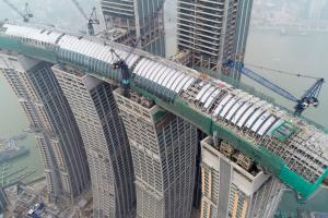 В Китае открыли для посетителей уникальный горизонтальный небоскреб (видео)