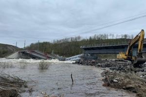 В России обрушился железнодорожный мост, оставив область без сообщения - СМИ