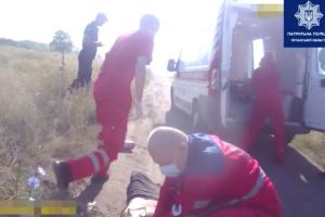 В Лисичанске в пылающем автомобиле едва не сгорел человек (видео)