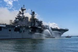 В США третий день горит корабль ВМС, пострадали около 60 человек (фото)