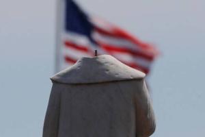 В США утопили памятник Колумбу, установленный в 1984 году (видео)