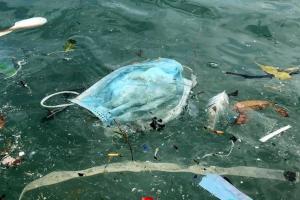 В ООН бьют тревогу: защитные маски и перчатки загрязняют окружающую среду