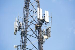 Петиция к Зеленскому: украинцы просят запретить внедрение связи 5G
