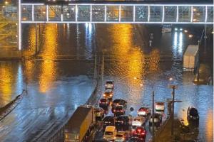 В Харькове сильный ливень затопил главные улицы и рынок "Барабашово" (фото)