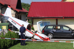 В Польше спортивный самолет упал на жилой дом: пострадал пилот (видео)