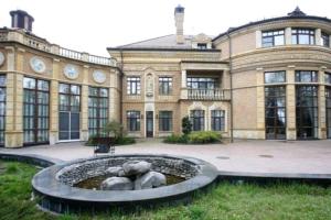 Зеленский перебрался жить в "Конча-Заспа": кто и за сколько купил его дом под Киевом