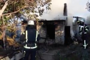 Поблизу Сєвєродонецька згорів будинок, загинула жінка (відео)
