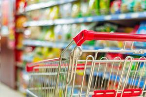 И как теперь что-то покупать?: В популярном супермаркете хлеб "дегустировала" крыса (видео)